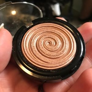 Laura Geller illuminator in “Ballerina”